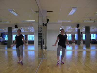 Karin%2Baerobicspos%25C3%25A9%2B%25283%2529 - Nygamla steg på aerobicsklassen