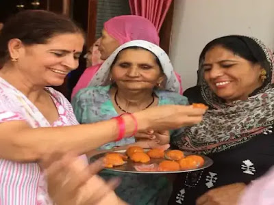 मां बोलीं- 11 साल की मेहनत का मिला सोने सा फल मां बोलीं- 11 साल की मेहनत का मिला सोने सा फल