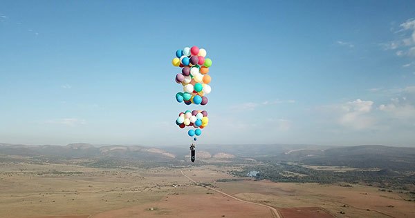 Ένας τρελός πραγματοποίησε πτήση 25km απλά δεμένος σε μπαλόνια! [video]