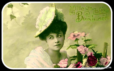 CPA belle et chapeau de paille