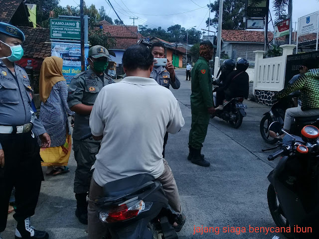Kanit Provos Polsek Ibun Polresta Bandung Pimpin Pembagian Masker