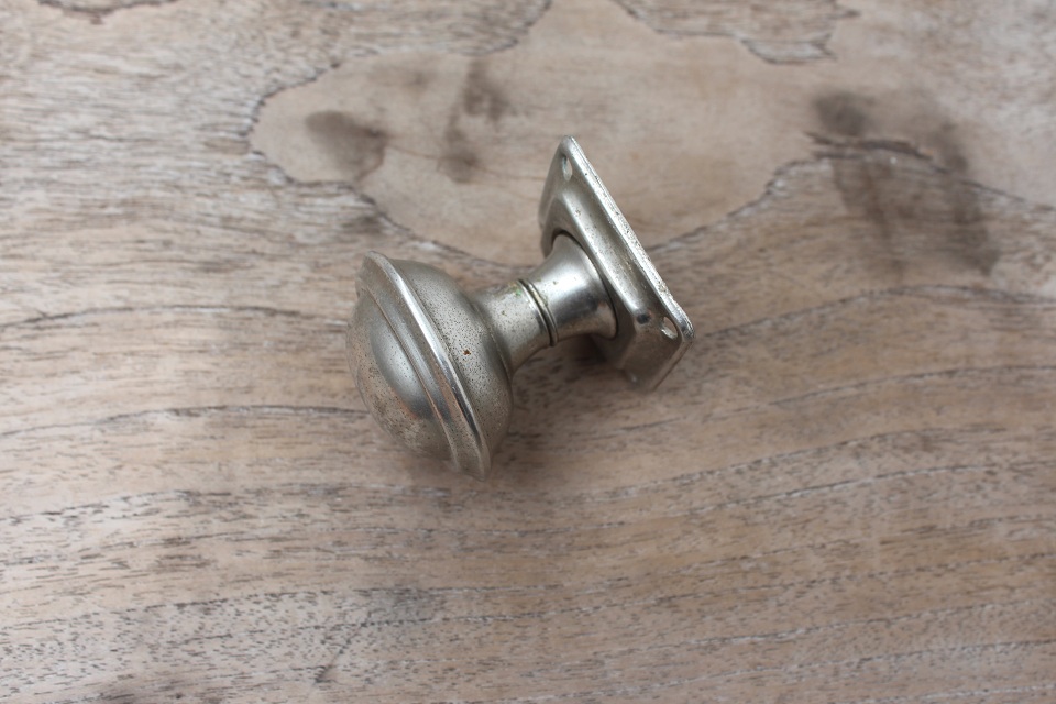 Antikpisan: Kenop Pintu / Tarikan Pintu Antik