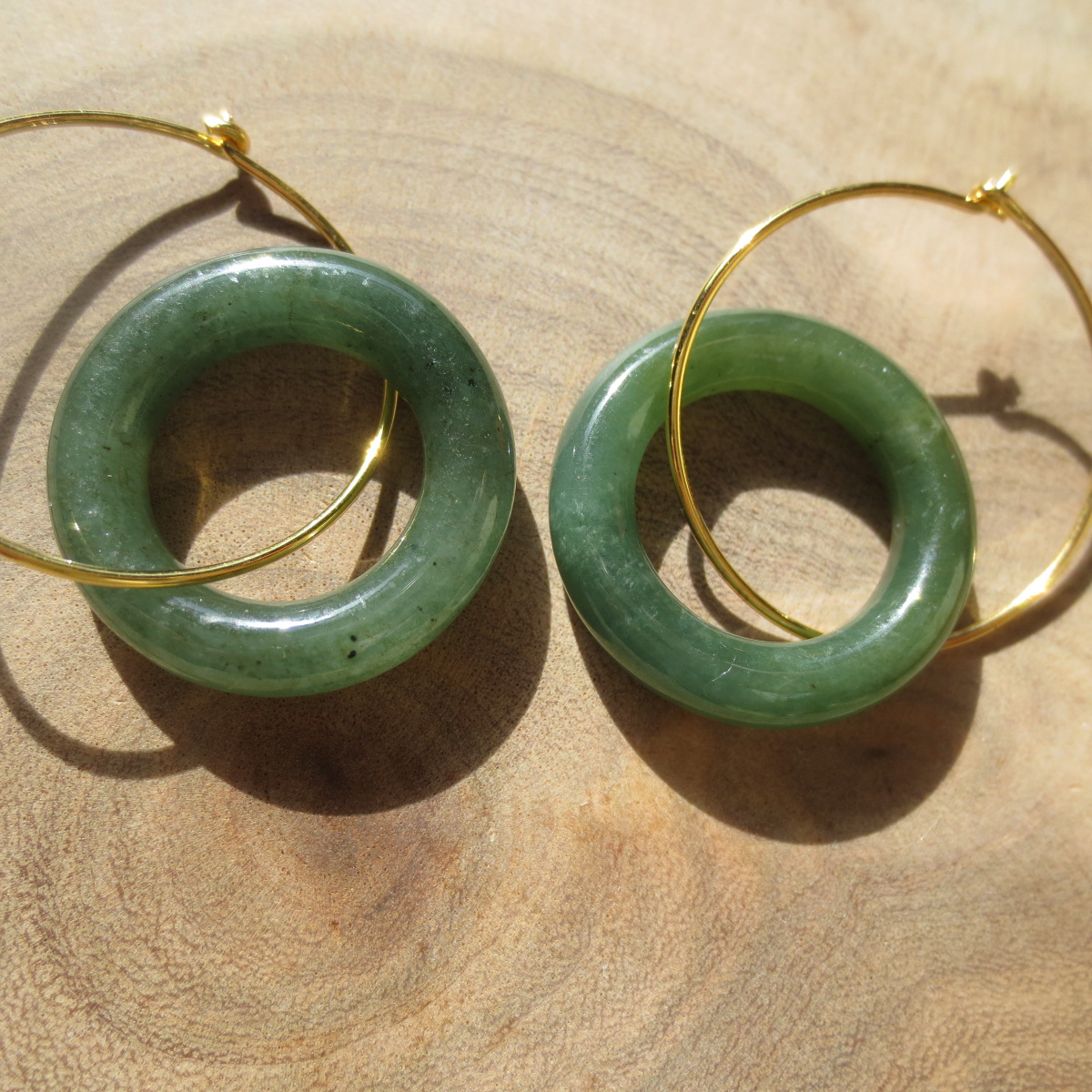 How to Identify a Genuine Jadeite Stone ? （ How to Tell a Natural Jade