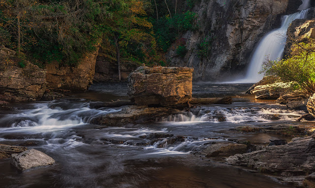 caída de agua en las cascadas linville de carolina del norte