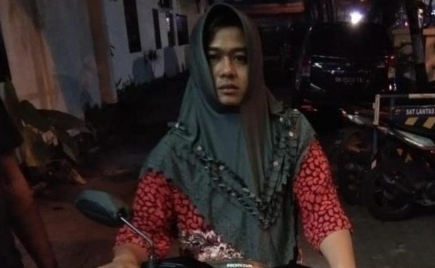 Oknum polisi yang menyamar jadi wanita saat meringkus kawanan begal Oknum polisi yang menyamar jadi wanita saat meringkus kawanan begal