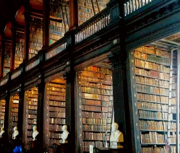 BIBLIOTECA DEL TRINITY COLLEGE DE DUBLÍN