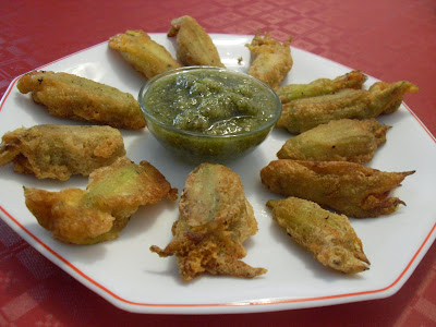 Receta de flores de calbacín rellenas en tempura con salsa.