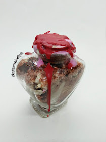 Detalle, Frasco del amor con sal roja y flores con forma de corazon 