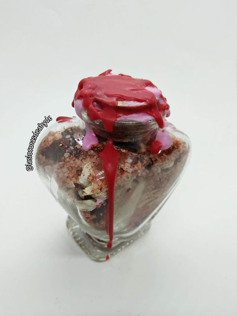 Detalle, Frasco del amor con sal roja y flores con forma de corazon 