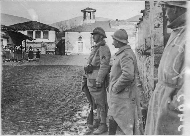 In the streets of Monastir (Bitola) (February 1917). In front of the prison, women from Monastir (Bitola) wait whole days for the problematic exit of their husbands