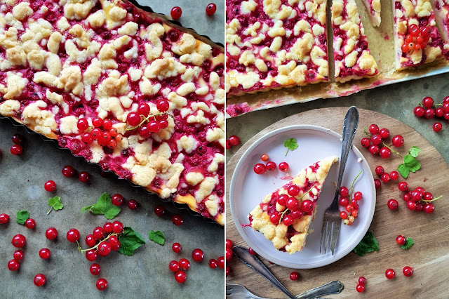 Cheesecake Tarte mit Streusel und Johannisbeeren