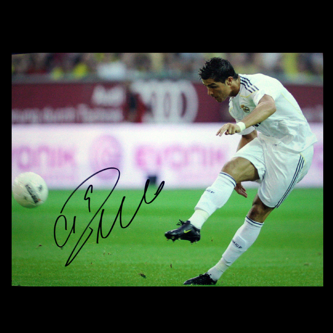 http://1.bp.blogspot.com/-KIL63V22U5E/Tb0XdwYifhI/AAAAAAAAAAY/MuOYsDpFS8c/s1600/Cristiano_Ronaldo_Signed_Real_Madrid_Photo_Free_Kick_big.jpg