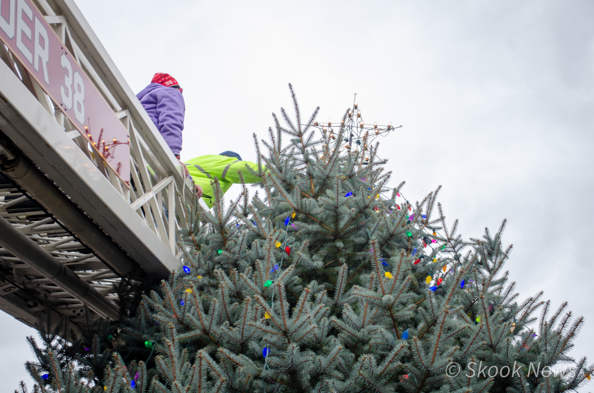 Volunteers Spend Sunday Decorating Ashland Christmas Tree