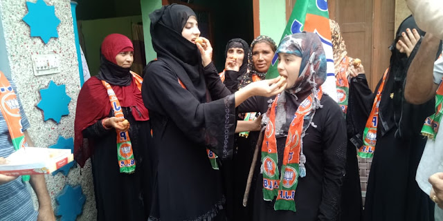 तीन तलाक बिल पर मुस्लिम औरतों ने मिठाई बाटी - newsonfloor.com
