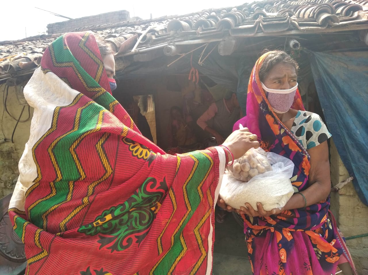 "अमनौर में कोई भूखा नहीं रहें" अभियान के तहत 15वें दिन पूनम राय ने किया राशन सामग्री,मास्क और साबुन का वितरण। "अमनौर में कोई भूखा नहीं रहें" अभियान के तहत 15वें दिन पूनम राय ने किया राशन सामग्री,मास्क और साबुन का वितरण।
