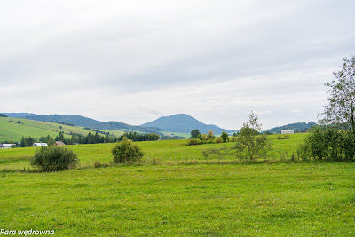 Szlak czerwony między Banicą a szczytem Swarne, znów wyłoniła się nam Lackowa