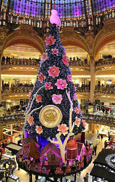 alt="Christmas,Christmas tree,tree,world,Galeries Lafayette Christmas Tree,Paris,France,vacation,decorations,Christmas trees"