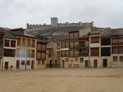 Vista del Castillo de Peñafiel desde la Plaza del Coso