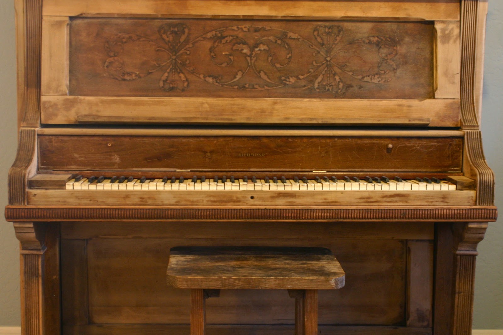 старинное пианино. старые клавиши пианино. Vintage piano. рояль steinway sons b-211. старое пианино.