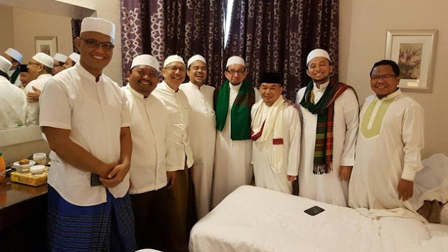 Busyet, Petinggi PKS Cengengesan & Bicarakan Ini Dengan DPO Polri Rizieq