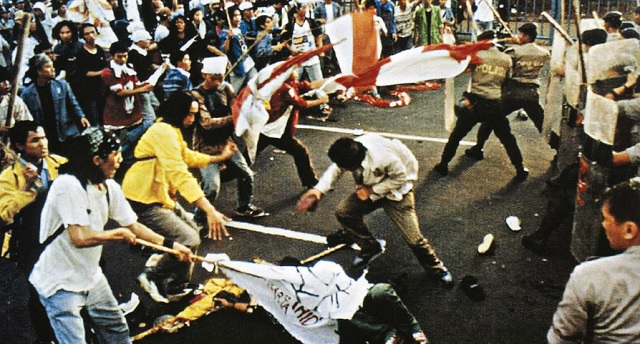 Contoh Teks Nonfiksi Tentang Tragedi Trisaksi