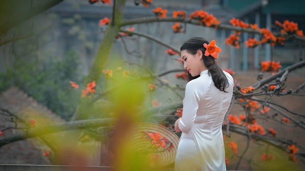 [Image: Thieu-nu-no-nuc-chup-hinh-ben-hoa-gao-5.jpg]