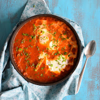 Tomatada com ervilhas de quebrar e ovos escalfados 