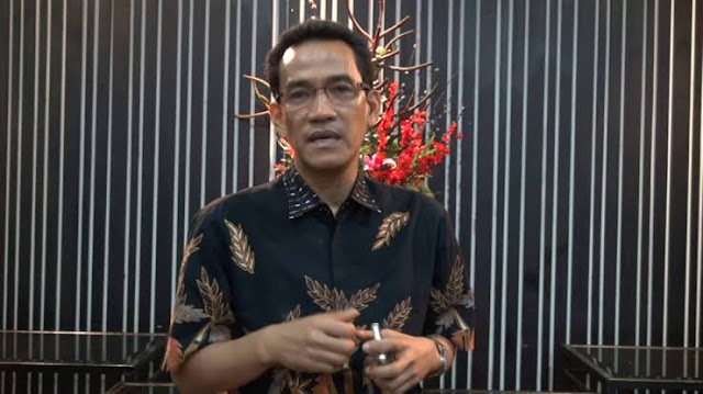 Refly Harun: Jika Tak Boleh Bahas Pemecatan Presiden, Buat Apa Pasal Pemakzulan Refly Harun: Jika Tak Boleh Bahas Pemecatan Presiden, Buat Apa Pasal Pemakzulan