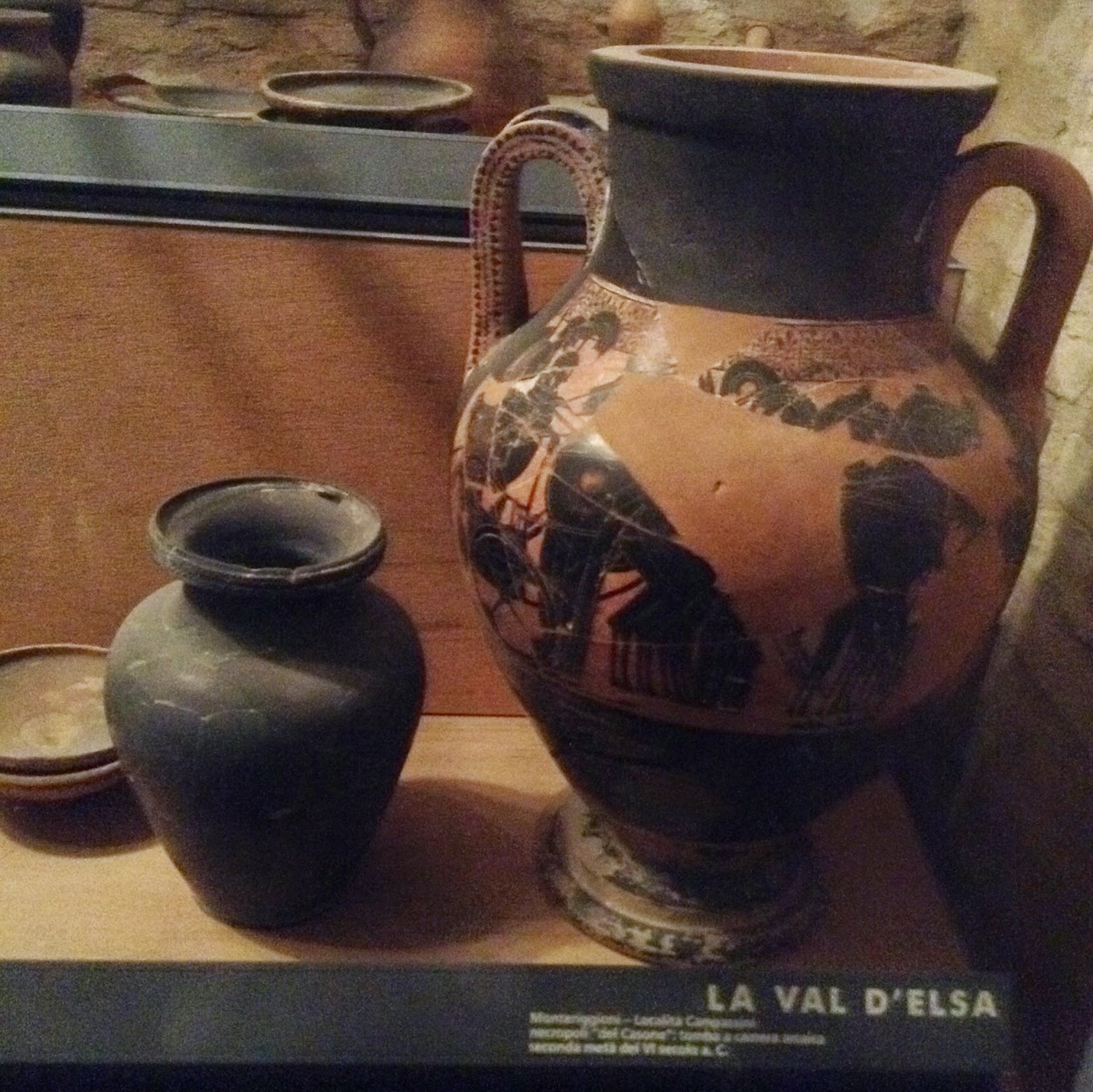 Museo Archeologico di Siena: kelebe, vaso di vernice nera usato come cinerario