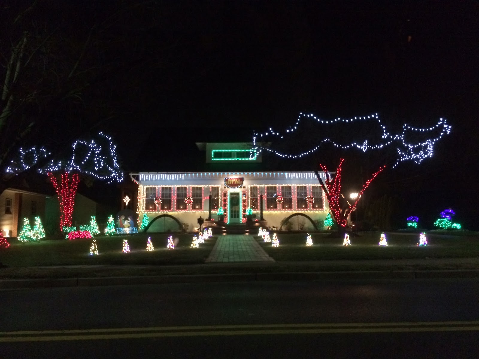 Weekend Artspiration Home Christmas Light Displays