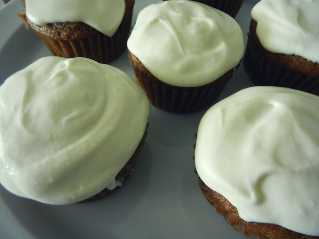 vegan pumpkin cupcakes + cream cheese frosting