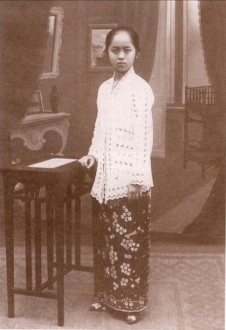 Kebaya Encim  Kumeok Memeh Dipacok