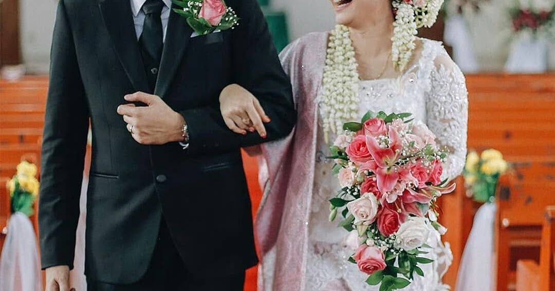 gaun pernikahan kristen ekor panjang