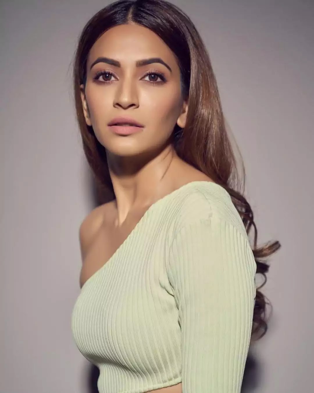 kriti-kharbhanda-hot-and-sexy-looks-in-light-green-co-ord-set kriti-kharbhanda-hot-and-sexy-looks-in-light-green-co-ord-set