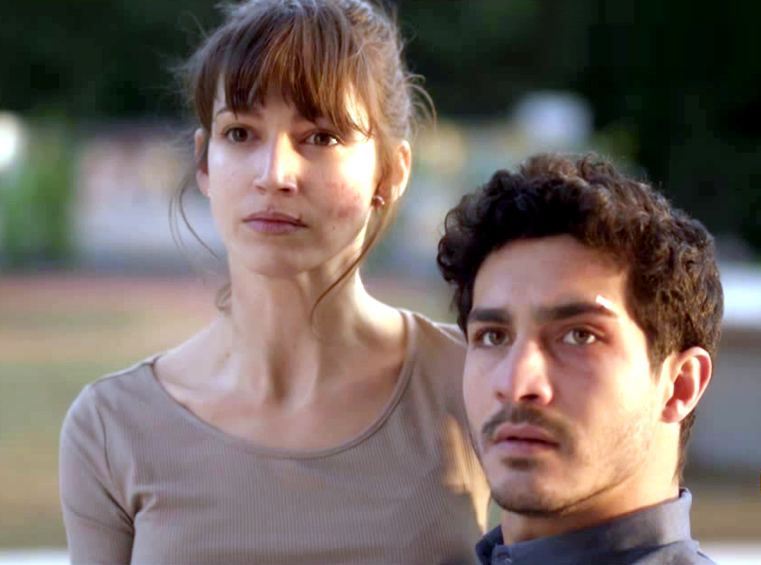 Chino Darín y Úrsula Corberó, Carlos y Ester en La Embajada, son novios