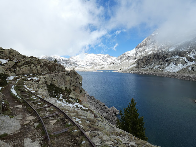 Nous continuerons en suivant les rails jusqu'au terminus de la voie une centaine de mètres plus loin, avant de faire demi-tour, le vent glacial ne nous incitant pas vraiment à poursuivre sur les bords de ce très long lac (deux kilomètres d'un bout à l'autre !)