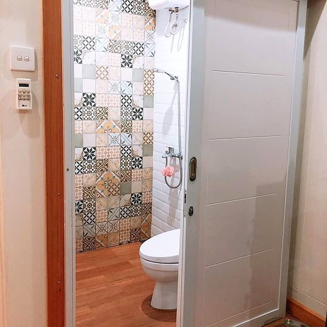 Inspirasi Jenis dan Model Pintu Kamar Mandi yang Cocok ...