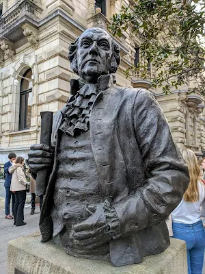 What to see in Bilbao in winter: Statue of U.S. President John Adams