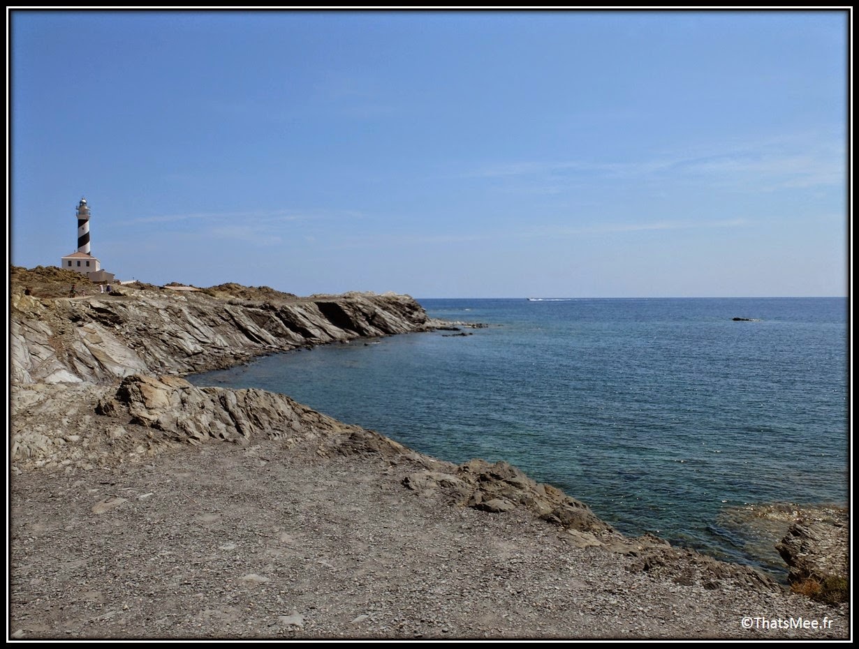 phare Favaritx blanc et noir Minorque Menorca pierre feuilletée paysage lunaire vue