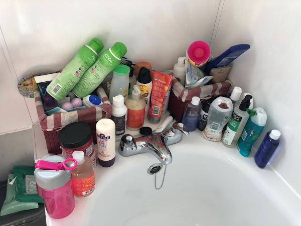 How I transformed my bathroom with shelfs. 