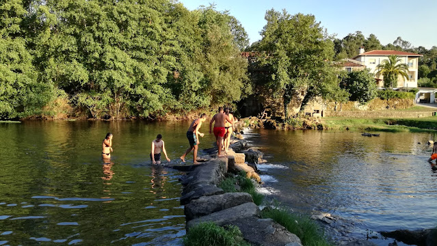 Passagem entre margens sobre pedras no Rio Homem