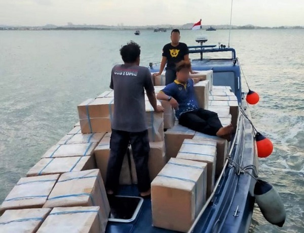 KPU BC Batam Mengamankan 454 Karton Rokok dan Ribuan Botol Mikol Ilegal Yang Diangkut KM Budi