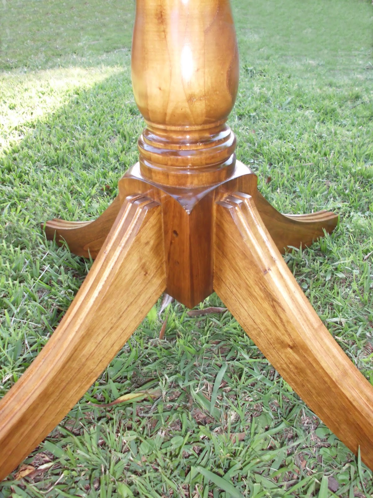 neuromuebles Pedestal para una mesa redonda.