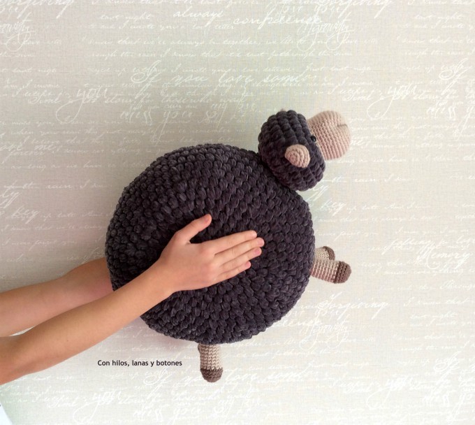 Con hilos, lanas y botones: Puffy Sheep - Cojín oveja de ganchillo (patrón de Gallimelmas)
