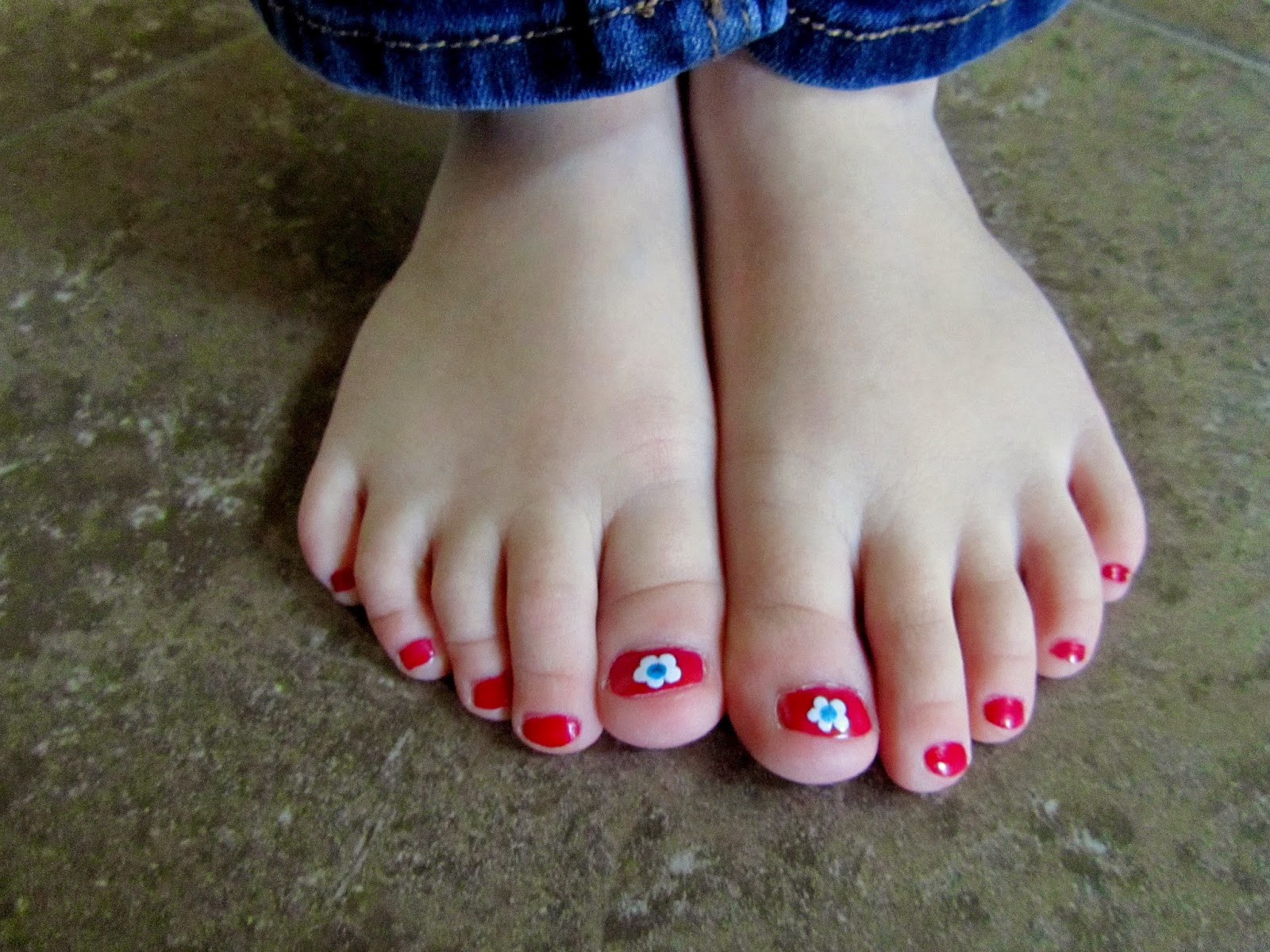 Then, using a toothpick, I made little flowers on her big toes. 