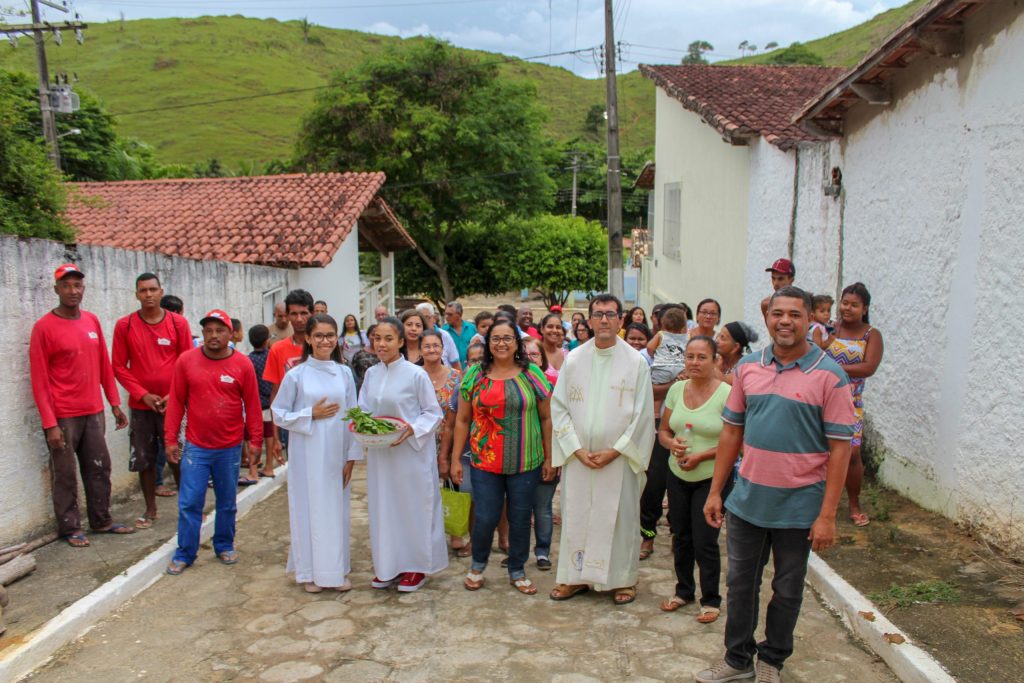 Macarani-BA: Com dinheiro do dízimo, Padre entrega casas para famílias carentes 7