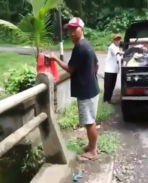 Seenaknya saja Pria ini, Membuang sampah Disungai Tanpa Memikirkan Nasib Orang Lain yang Dirugikan Seenaknya saja Pria ini, Membuang sampah Disungai Tanpa Memikirkan Nasib Orang Lain yang Dirugikan