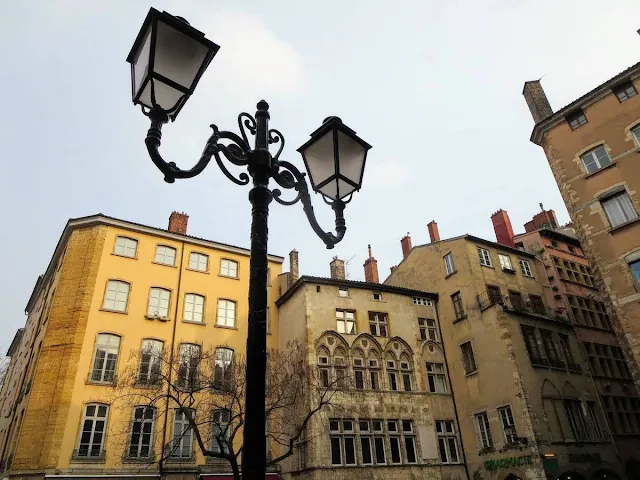 Vieux Lyon: lamppost and buildings