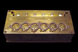 पास्कलाइन ( Pascaline ) फ्रांस के गणितज्ञ ब्लेज पास्कल ( Blaise Pascal ) ने 1642 में प्रथम यांत्रिक गणना मशीन ( Mechanical Calculator ) का आविष्कार किया । यह केवल जोड़ व घटा सकती थी । अतः इसे एडिंग मशीन ( Adding Machine ) भी कहा गया ।