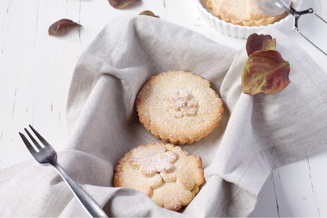 Crostatine con frolla all'olio e crema di ricotta al caffè